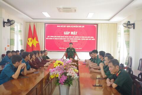 Ban CHQS huyện Phú Lộc gặp mặt lực lượng dân quân hoàn thành xuất sắc nhiệm vụ tham gia diễu binh, diễu hành kỷ niệm 50 năm giải phóng miền nam thống nhất đất nước