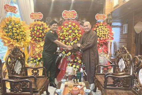 Ban CHQS huyện Phú Lộc thăm, chúc mừng Đại Lễ Phật đản Ban Trị sự Giáo hội Phật giáo Việt Nam huyện năm 2025
