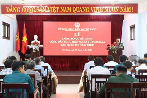 Ủy ban nhân dân xã Phú Vang: Công bố và trao quyết định kết nạp dân quân thường trực năm 2026