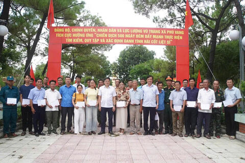 LLãnh đạo xã Phú Vang thăm và chúc mừng hoàn thành "Chiến dịch 500 ngày đêm" tại Nghĩa trang Liệt sỹ xã