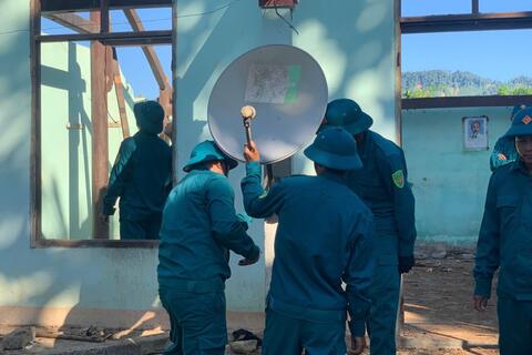 Ban chỉ huy quân sự xã nam đông tích cực tham gia hỗ trợ xóa nhà tạm, nhà dột nát.