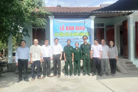 Ban CHQS thị xã Hương Trà tổ chức bàn giao nhà tình nghĩa cho gia đình chính sách tại phường Hương Vân