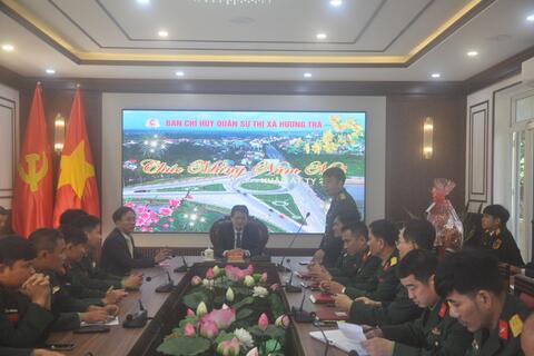 Bí thư Thị uỷ Hương Trà kiểm tra, chúc Tết Ban CHQS thị xã
