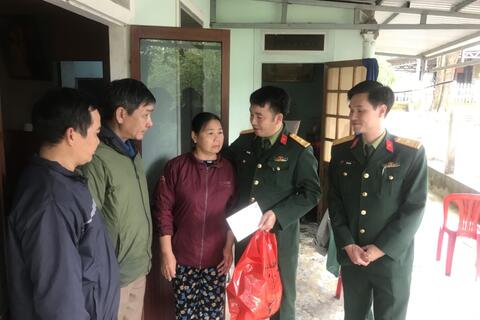 Ban CHQS thị xã Hương Trà thăm, tặng quà tết Nguyên Đán Kỷ Mão năm 2023