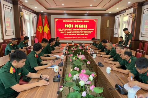 Đảng uỷ Ban Chỉ huy Phòng thủ khu vực 1 - Hương Trà công bố, trao quyết định nghỉ hưu cho Sĩ quan, QNCN