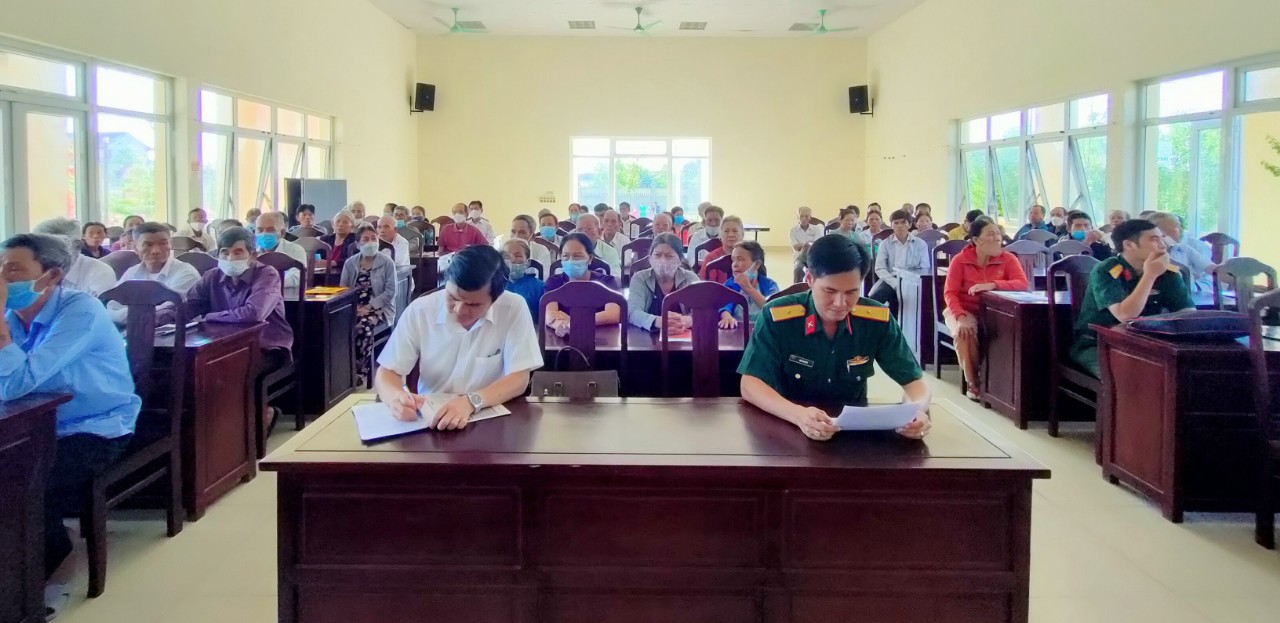 Ban CHQS thị xã Hương Trà chi trả chế độ trợ cấp một lần cho các đối tượng.