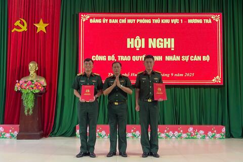 Ban Chỉ huy PTKV1 - Hương Trà công bố, trao quyết định nhân sự cán bộ