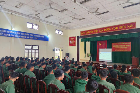 Truyền thông phòng, chống HIV/AIDS cho cán bộ, chiến sĩ Trung đoàn 6
