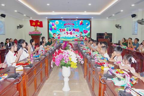 Phòng Hậu cần – Kỹ thuật gặp mặt, tặng quà các cháu thiếu nhi nhân ngày QTTN 01/6