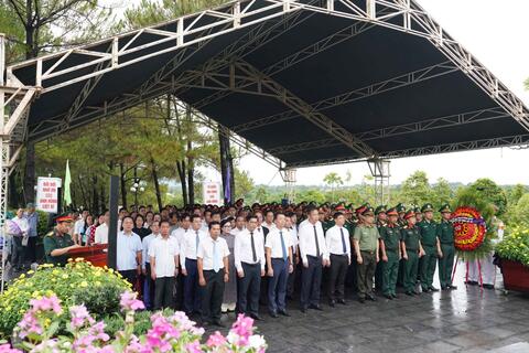 Lãnh đạo Thành phố Huế Dâng hoa, dâng hương viếng Nghĩa trang Liệt sĩ thành phố