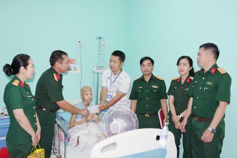 Bộ CHQS thành phố Huế thăm, động viên bệnh nhân Lào đang điều trị tại Bệnh viện Trung ương Huế