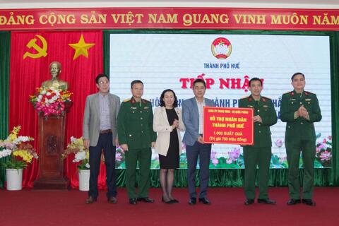 Quân ủy Trung ương - Bộ Quốc phòng trao tặng 1000 suất quà hỗ trợ người dân vùng lũ tại thành phố Huế