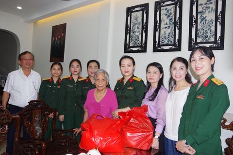 Hội phu nữ cơ quan Bộ CHQS thành phố thăm, tặng quà các nạn nhân chất độc/dioxin trên địa bàn thành phố