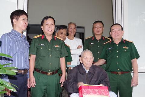 Quân khu 4 thăm, tặng quà cán bộ lão thành cách mạng, cán bộ tiền khởi nghĩa trên địa bàn Thành phố Huế