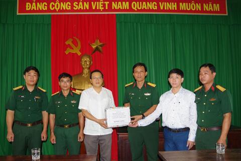 Phó chủ tịch thường trực HĐND tỉnh Nguyễn Quang Tuấn thăm, tặng quà đội 192 nhân dịp 27/7