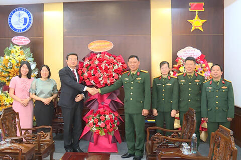 Chỉ huy trưởng Bộ CHQS tỉnh: Thăm, chúc mừng Trường Đại học Y Dược nhân ngày thầy thuốc Việt Nam