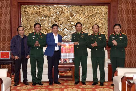 Lãnh đạo tỉnh Thừa Thiên Huế thăm, chúc Tết Bộ Tư lệnh Quân khu 4