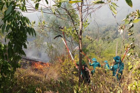 Lực lượng vũ trang Thành phố Huế: Huy động hơn 40 cán bộ, chiến sĩ tham gia chữa cháy rừng.