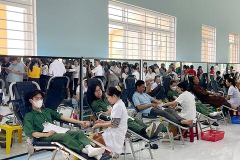 Hơn 60 cán bộ, giảng viên, sinh viên Trung tâm GDQP & AN - Đại học Huế tham gia hiến máu tình nguyện