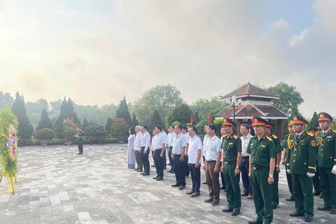 Lực lượng vũ trang thị xã Hương Trà tham gia chuỗi hoạt động đền ơn đáp nghĩa nhân dịp 50 năm giải phóng miền Nam thống nhất đất nước