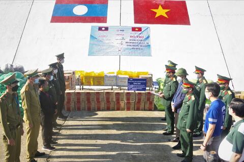 Bộ CHQS tỉnh hỗ trợ gạo và nhu yếu phẩm cho nhân dân các bản của nước bạn Lào