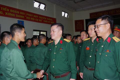 Đại tá Lê Huy Nghĩa gặp gỡ, động viên tinh thần chiến sĩ mới