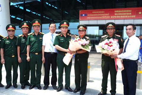 Đón, động viên lực lượng Quân đội nhân dân Lào sang tham gia diễu binh, diễu hành kỷ niệm 50 năm Ngày giải phóng miền Nam