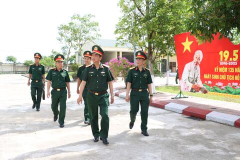 Trung tướng Hà Thọ Bình, Tư lệnh Quân khu 4 kiểm tra doanh trại Ban Chỉ huy PTKV 1 - Hương Trà