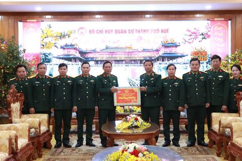 Trung tướng Hà Thọ Bình, Tư lệnh Quân khu 4 thăm chúc Tết trên địa bàn thành phố Huế