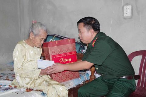 Bộ CHQS thành phố thăm tặng quà mẹ VNAH và dâng hương tri ân các liệt sĩ