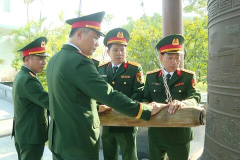 Bộ CHQS thành phố dâng hoa, dâng hương nghĩa trang liệt sĩ thành phố và Phòng thờ Hồ Chí Minh nhân kỷ niệm 81 năm Ngày truyền thống LLVT thành phố