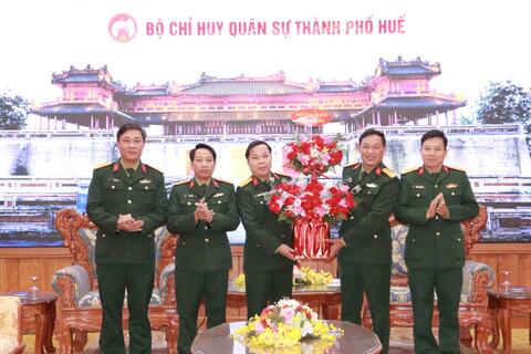 Bộ CHQS thành phố chúc mừng đồng chí Chính ủy và tổ chức Hội nghị công bố, trao quyết định về công tác cán bộ