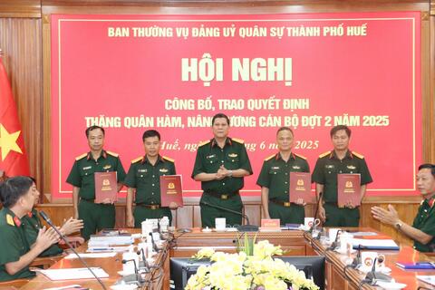 Đảng ủy Quân sự thành phố Trao quyết định thăng quân hàm và nâng lương cán bộ đợt 2 năm 2025