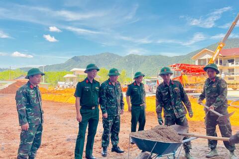 Đảng ủy, chỉ huy Trung đoàn 6 thăm, động viên cán bộ, chiến sĩ tham gia xây dựng trường học tại xã A Lưới 4