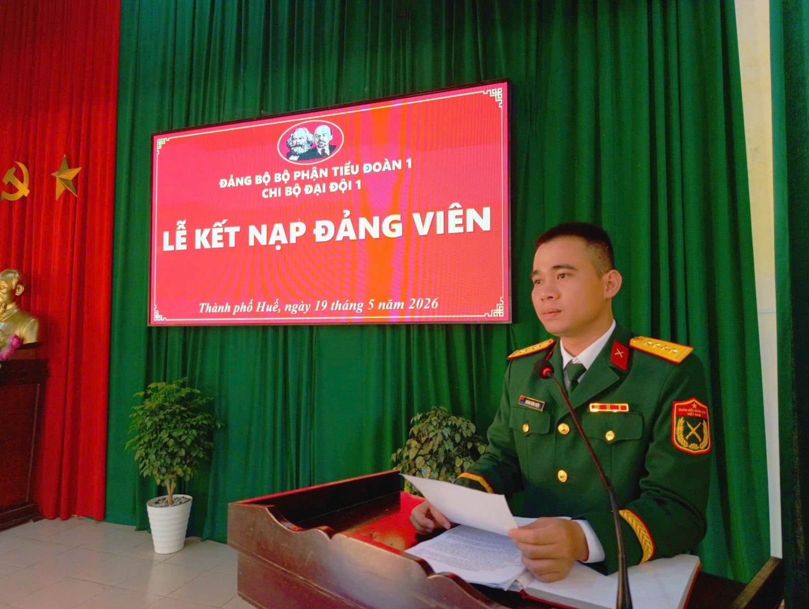 Tự hào dưới cờ Đảng và chân dung Chủ tịch Hồ Chí Minh kính yêu