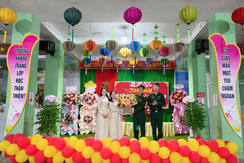 Tiểu đoàn Tăng Thiết giáp 3 thăm, tặng hoa chúc mừng Ngày Nhà giáo Việt Nam 20 - 11