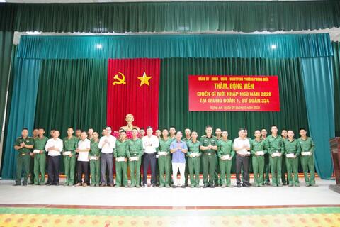 Phường Phong Điền thăm, động viên chiến sĩ mới đang huấn luyện tại Trung đoàn 1, Sư đoàn 324