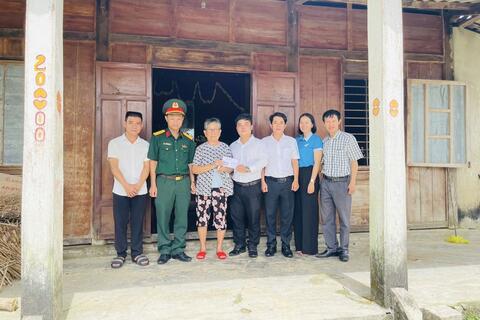 Ban CHQS phường Phong Điền: Thăm hỏi, tặng quà cho các hộ gia đình có hoàn cảnh đặc biệt khó khăn trên địa bàn phường