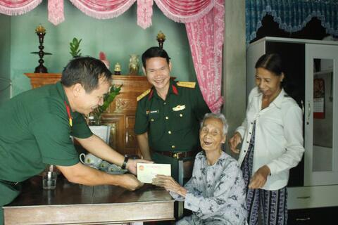 Bộ Chỉ huy Quân sự tỉnh dâng hương viếng mẹ Việt Nam anh hùng