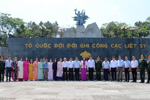 Thị xã Phong Điền: Tổ chức lễ dâng hoa, dâng hương viếng các Anh hùng Liệt sỹ tại Nghĩa trang liệt sỹ Quốc gia Trường Sơn và Nghĩa trang liệt sỹ Đường 9 tại Quảng Trị