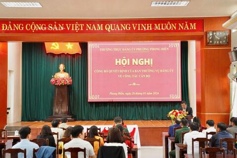 Phong Điền: Trao quyết định chỉ định Cấp ủy, Bí thư, Phó Bí thư Chi bộ Quân sự phường nhiệm kỳ 2025 - 2030.