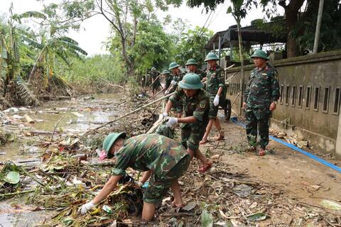 LLVT tỉnh Thừa Thiên Huế tham gia khắc phục lũ lụt