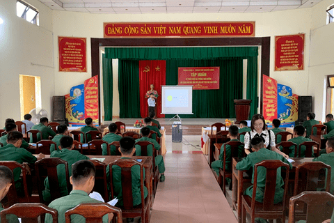Trung đoàn 6 phối hợp với Trung tâm Khuyến nông thành phố Huế tập huấn chăn nuôi gà H’Mông