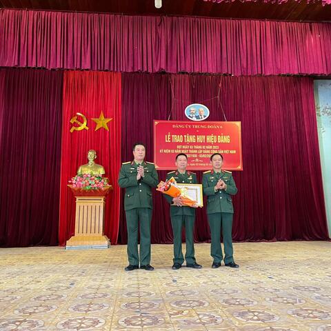 Đảng ủy Trung đoàn 6 trao Huy hiệu 30 năm tuổi đảng
