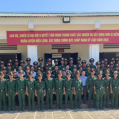 Lãnh đạo thị xã Hương Trà thăm, động viên chiến sĩ mới nhập ngũ năm 2023