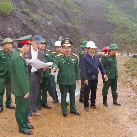 Đoàn công tác cơ quan Bộ Quốc phòng kiểm tra tiến độ thi công đường 74