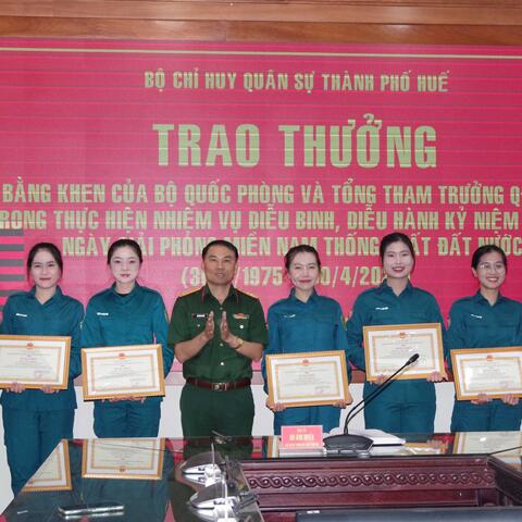 Trao tặng bằng khen của Bộ Quốc phòng và Tổng tham mưu trưởng Quân đội nhân dân Việt Nam cho lực lượng hoàn thành xuất sắc nhiệm vụ diễu binh, diễu hành kỷ niệm 50 năm ngày giải phóng Miền Nam, thống nhất đất nước
