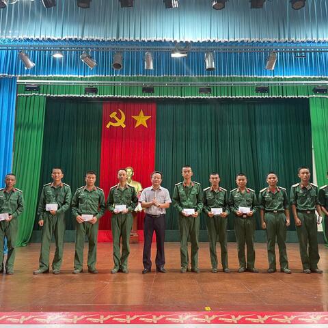 Lãnh đạo UBND huyện và Ban CHQS huyện Quảng Điền thăm, tặng quà các đồng chí chiến sỹ mới