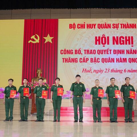 Bộ CHQS thành phố trao quyết định nâng bậc lương, thăng cấp bậc quân hàm QNCN năm 2025