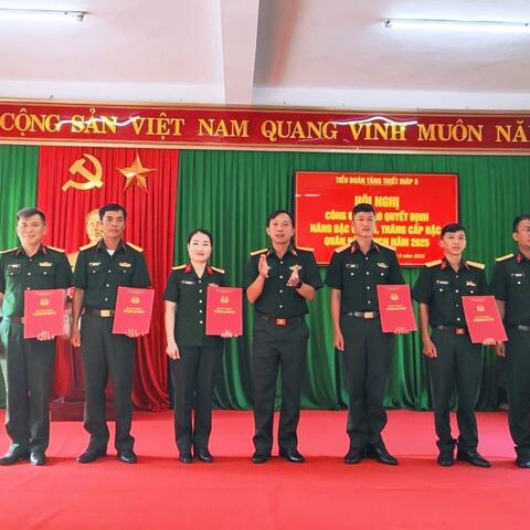Tiểu đoàn Tăng Thiết giáp 3 công bố, trao quyết định nâng bậc lương, thăng cấp bậc quân hàm quân nhân chuyên nghiệp năm 2025